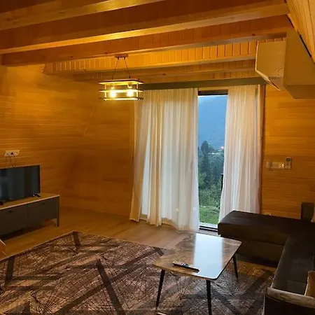 Doganin Icinde Lueks Jakuzili Balayi Bungalovu Horská chata *