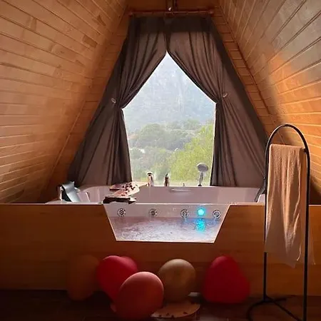 Doganin Icinde Lueks Jakuzili Balayi Bungalovu Chalet Kumluca