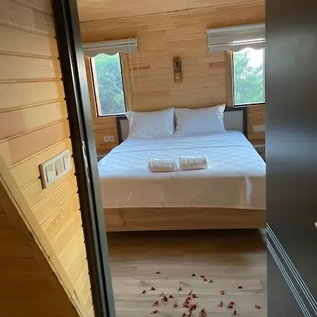 Doganin Icinde Lueks Jakuzili Balayi Bungalovu Horská chata