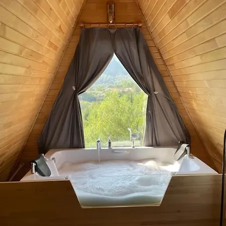 Doganin Icinde Lueks Jakuzili Balayi Bungalovu Chalet *
